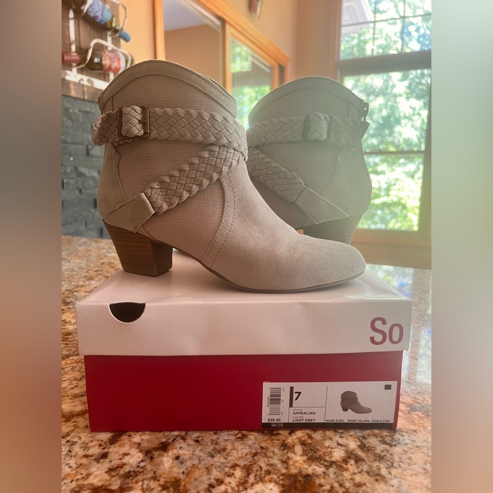 SO “Appealing” Light Grey Ankle Boots – Size 7